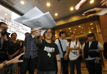 貨櫃碼頭罷工工人接受外判商9.8%加薪方案,圖為職工盟屬會香港碼頭業職工會總幹事何偉航(中)。