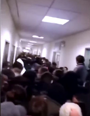 醫院擠滿看病的人