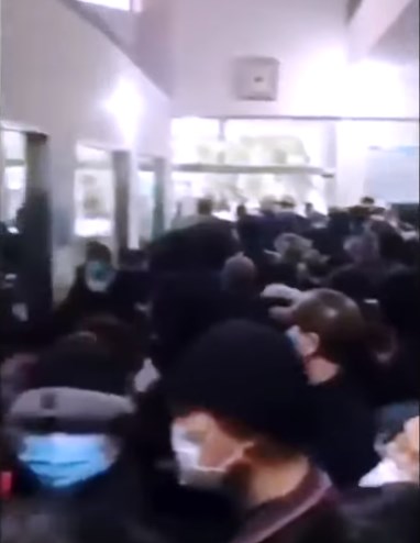 醫院擠滿看病的人