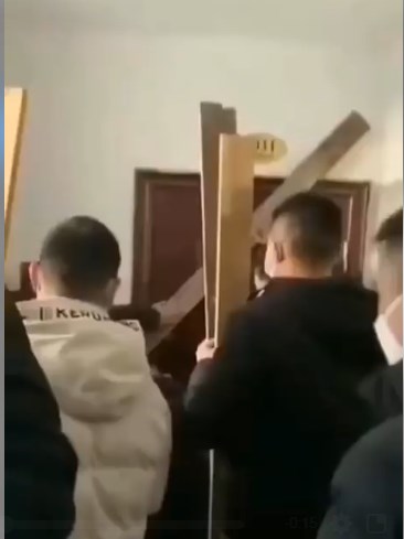 把回老家的武漢人釘死在屋內隔離！瘟疫所激發出人性中的邪惡更令人恐懼。