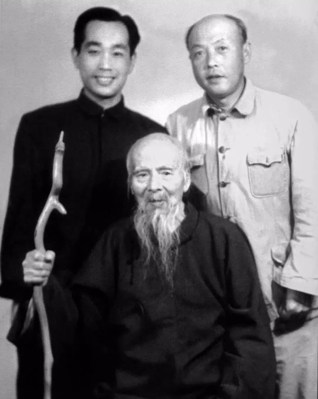 齊白石（前）、李苦禪（後右）、許麟廬（後左）