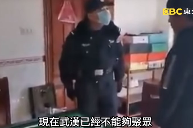 警察破門而入  警察用錘子打爛麻將卓