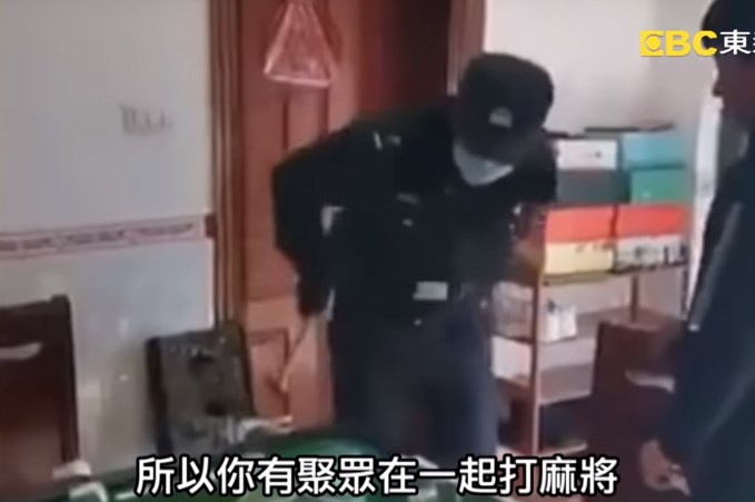 警察破門而入  警察用錘子打爛麻將卓
