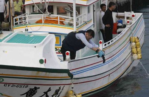 調查人員對廣大興28號上的彈痕進行彈道取證