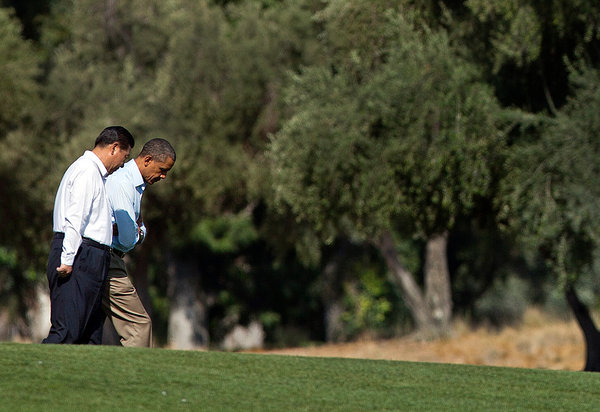 Evan Vucci/Associated Press<br />周六,習近平和奧巴馬在加州「陽光之鄉」莊園漫步。