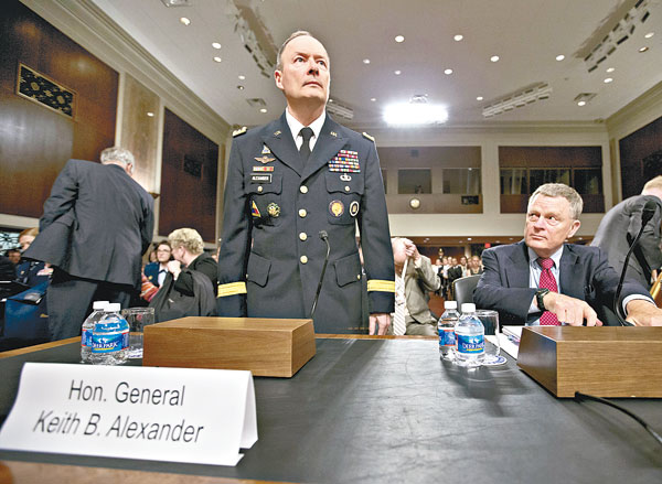 亞歷山大(中)在聽證會上,指監控計劃成功協助搗破數十宗恐襲陰謀。