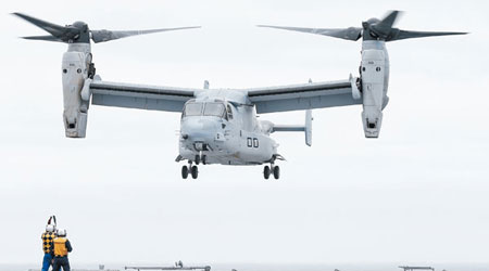 魚鷹運輸機準備降落「日向號」。