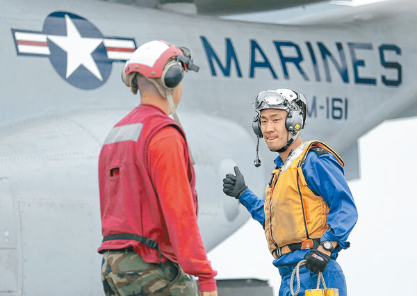 日本艦艇人員向美方人員舉起拇指，確認運輸機成功降落。