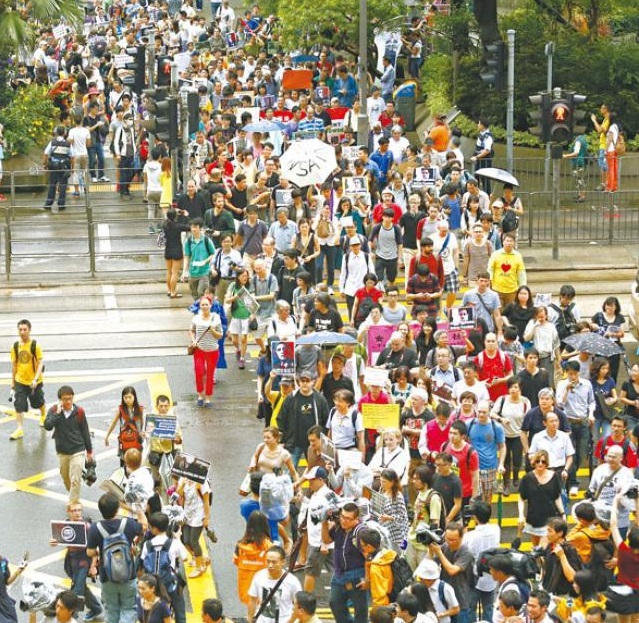 20多個團體昨遊行聲援斯諾登,大會稱有近900人參與。