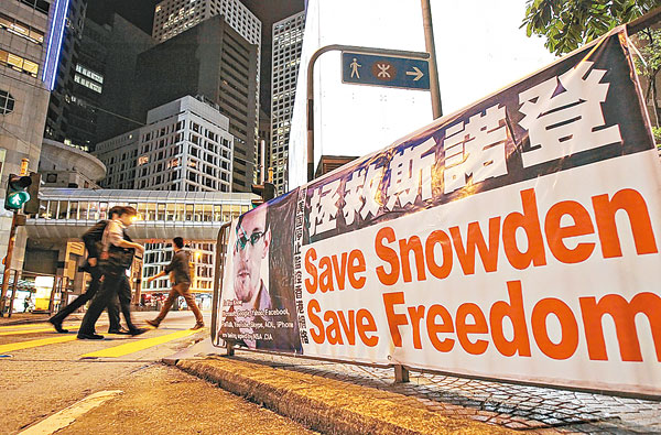 中環街頭出現一幅「拯救斯諾登」的橫額。