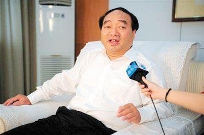 雷政富擔任區委書記時接受採訪,此時案件尚未曝光。