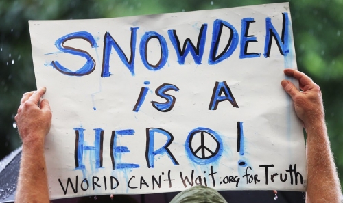 6月10日，美國紐約，一名斯諾登的支持者舉著一塊牌子，上面寫著“斯諾登是個英雄”。