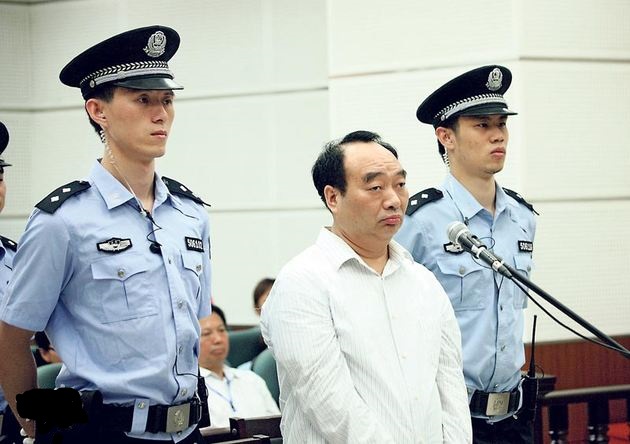 重慶不雅影片男主角、原北碚區委書記雷政富(圖中)昨日在法庭上接受訊問。