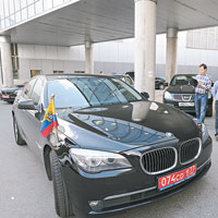 厄瓜多爾大使館汽車在莫斯科機場等候。