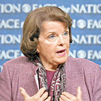 范斯坦指斯諾登手持二百份機密文件。