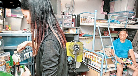 陳太一家六口居於八十呎板間房，年長的老爺及奶奶都要「打地鋪」。