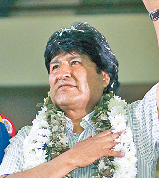 莫拉萊斯(圖)昨晚亦稱願向斯諾登給予庇護。圖為他日前返國後受國民歡迎。