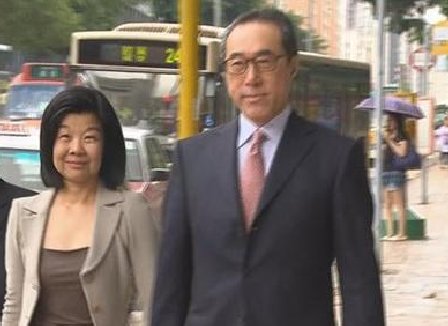 前政務司長唐英年和太太郭妤淺下午2時許抵達九龍城裁判法院,就「地下唐宮」僭建案出庭。