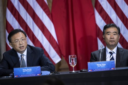 中國國務委員楊潔篪(左)說,北京尊重香港依法辦事,而香港政府就斯諾登事件也是依法處理,無可非議。右為副總理汪洋。