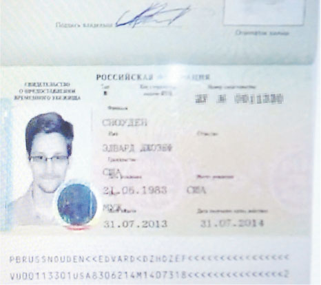 俄羅斯當局周三簽發給斯諾登的臨時難民庇護文件有他的黑白照片,並顯示證件有效期由今年7月31日起,為期1年。(法新社)