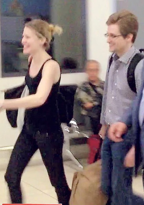 斯諾登(右)獲俄羅斯庇護後,昨晚笑容滿面地離開滯留個多月的莫科斯機場。據俄羅斯新聞網站Life News稱,陪同斯諾登離開的女子(左)是維基解密網站職員哈里森。