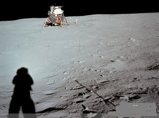 還請注意：圖中影子投射的方向很奇怪——月球車的影子向左，人的影子向上。那麼此刻光源（太陽？）究竟在哪裡？