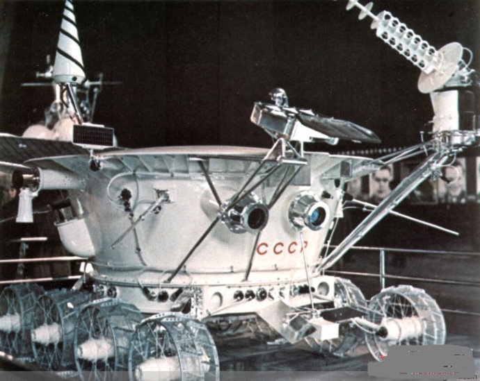 這是蘇聯當年登月的月球車，因為橡膠輪胎無法在月球使用，只能使用金屬輪子