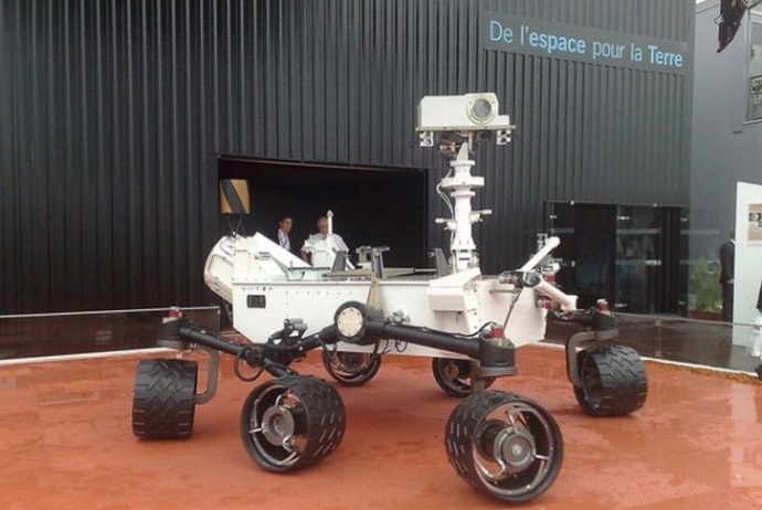 莫非,偉大的固特異月球橡膠輪胎充氣防爆技術——僅僅過了40多年就失傳或者失靈了?月球的塵土上,為什麼只有人能留下腳印,但是重得多的其他東西卻都不留痕跡?<br /> 我們都知道初次登臨月球而面對地球人發表的那句歷史上最偉大的豪言壯語——“這是我的一小步,卻是人類的一大步!”。 美利堅的偉光正,同樣令人熱血沸騰啊!