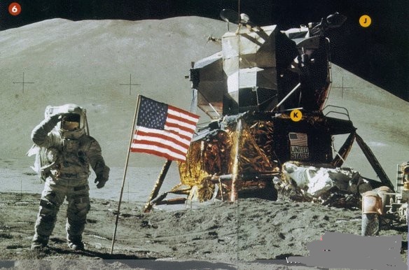 美國當年在月球上這個返回艙——竟然沒有或不需要任何類似地球上那種巨大的發射輔助設備。