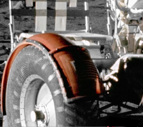 這個月球車的橡膠輪胎出自美國著名大牌輪胎廠家固特異(英文名稱:good year)製造!這種輪子所用神奇的橡膠材料,竟能夠耐受月球表面白天127攝氏度,晚上零下183攝氏度的溫差,而不會爆胎——這絕對是超級的太空技術!這套充氣橡膠輪胎據說在月球上能夠穩定工作——表現良好。