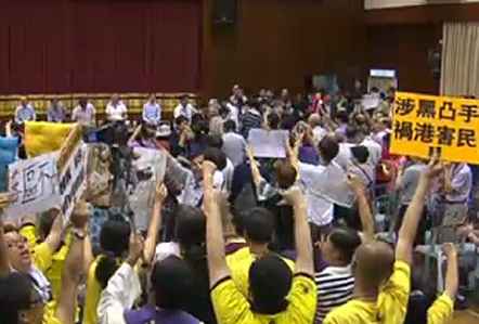 特首梁振英一改上次天水圍論壇發言「強硬」風格,強調政府與立法會合作無間,並已取得一定工作成績。