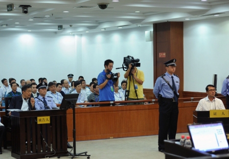 濟南中級人民法庭微博的照片顯示薄熙來(左)與王立軍(右)對質。