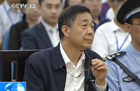 重慶前市委書記薄熙來接受第5天庭審,其間薄熙來摘下眼鏡,復又戴上,略顯疲態。