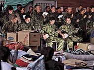 日本自衞隊員在宮城縣一個避難中心彈琴表演,為災民帶來一點娛樂。