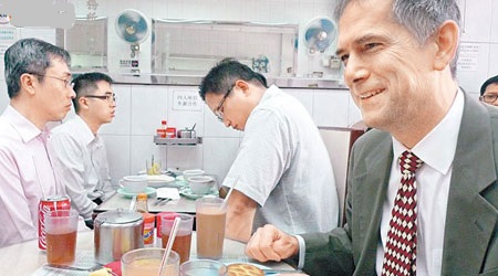 夏千福擅長打網絡輿論戰，不時在香港四處吃喝玩樂的照片放上網。