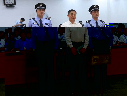 前重慶市委書記薄熙來受賄、貪污和濫用職權罪成,合併判處無期徒刑,剝奪政治權利終身,並沒收全部財產。圖為薄熙來在庭上情形。(濟南中級法院門微博)