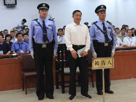 前重慶市委書記薄熙來受賄、貪污和濫用職權罪成,合併判處無期徒刑,剝奪政治權利終身,並沒收全部財產。圖為薄熙來在庭上情形。(濟南中級法院門微博)