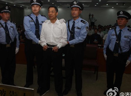 前重慶市委書記薄熙來受賄、貪污和濫用職權罪成,合併判處無期徒刑,剝奪政治權利終身,並沒收全部財產。圖為薄熙來在庭上情形。(濟南中級法院門微博)