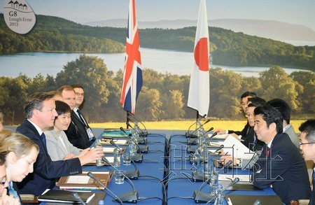 今年6月,日本首相安倍晉三在北愛爾蘭與英國首相卡梅倫(左二)進行了會談。