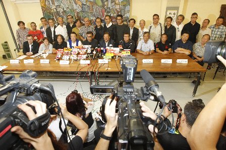 香港電影工作者總會召開記者會,批評政府審批免費電視牌照是黑箱作業,要求必須交代港視不獲發牌原因。