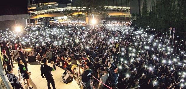 港視員工昨晚是最後一夜留守政府總部,參加者高舉手機,點點亮光照亮了政總及周邊地帶。港視職工會主席楊志豪表示準備今日撤離,計劃下月6日、即立法會就引用權力及特權法調查發牌風波表決當日,再次發動集會。