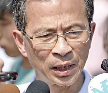 立法會主席曾鈺成被問到政府可否考慮再發免費電視牌時表示,行會有這個權力,但應否使用應由行會決定。