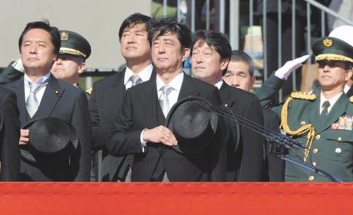 27日上午,日本首相安倍晉三在琦玉縣的自衛隊朝霞訓練場出席陸上自衛隊年度閱兵式。