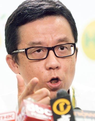 香港電視主席王維基在《晴報》的專欄以「合理的政府」為題撰文,批評政府不肯解釋不發牌的理據,稱「你要是再不站出來,我就會站出來」。