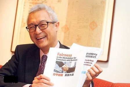 通訊事務管理局在向立法會表示,支持向三間申請免費電視牌照的機構發牌,認為將三間機構排名,並不恰當。圖為通訊事務管理局主席何沛謙。