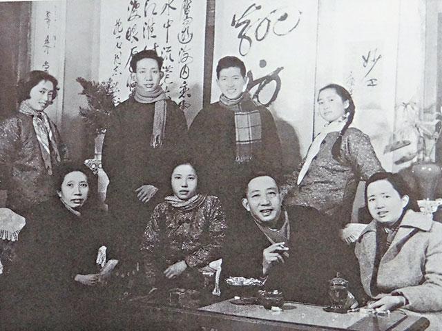 1962年傅抱石夫婦(前排右二及左一)與兒女在南京傅厚崗寓所合影。後排左一為傅益璇,後排左二為傅小石。