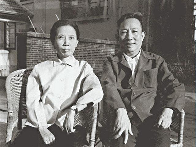 出身富裕的羅時慧,愛上窮畫家傅抱石,相知相識半世紀。