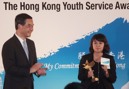 青協香港青年服務大獎頒獎禮,中大學生鄧敏琳領獎呼籲梁振英施政時,特別在近期電視發牌上多聽民意。