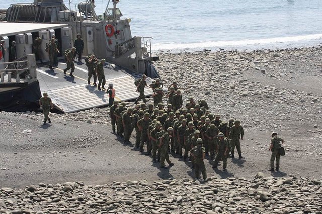 日本自衛隊組織登陸訓練