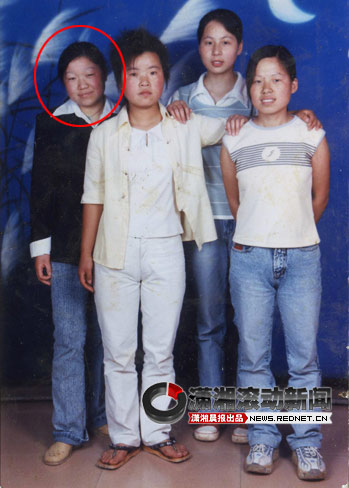 (张妙和妹妹张朗与朋友的合照。后排左一为张妙,前排左一为张朗。